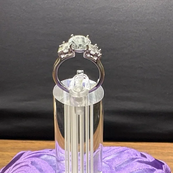 New Elegant Silver Tone Ring with Clear Stones - Picture 4 of 7